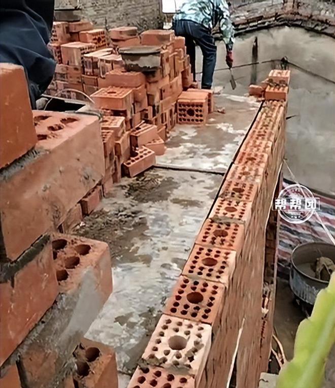 抢建一周成两层楼?邻居担心无地基危险,涉事村民:只是修缮