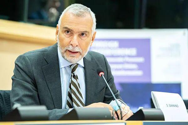 欧盟前外长面临欺诈调查,欧盟遭遇数十年来最大危机