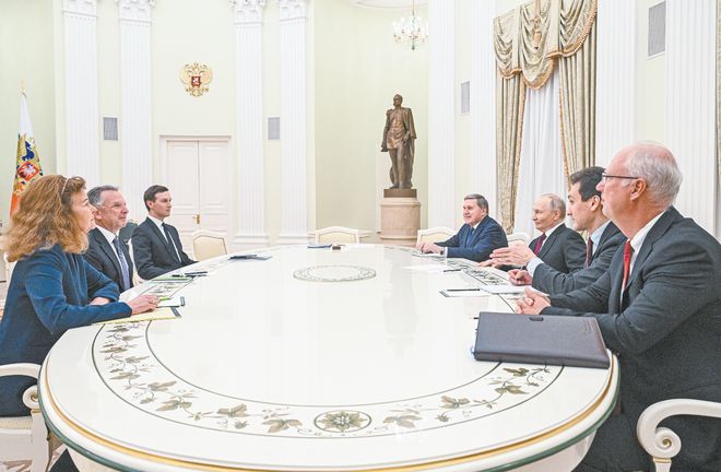 和平折中方案仍未达成,排除乌欧参与引发解读,普京与美特使谈了5小时