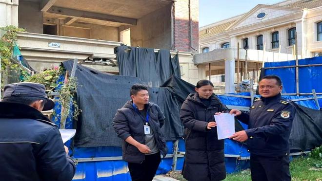 昆明一小区现“超大号违建”,已进入装修尾声!城管回应:7次制止施工,4次进行拆除反被业主起诉