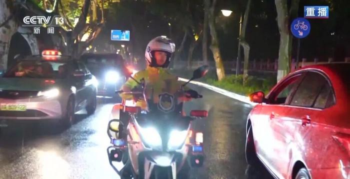 被质疑、被吐口水,“兔子警官”笑着回应